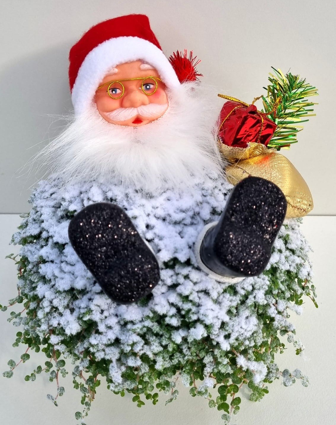 K83 Kerstman rood met sneeuw, D 13 cm