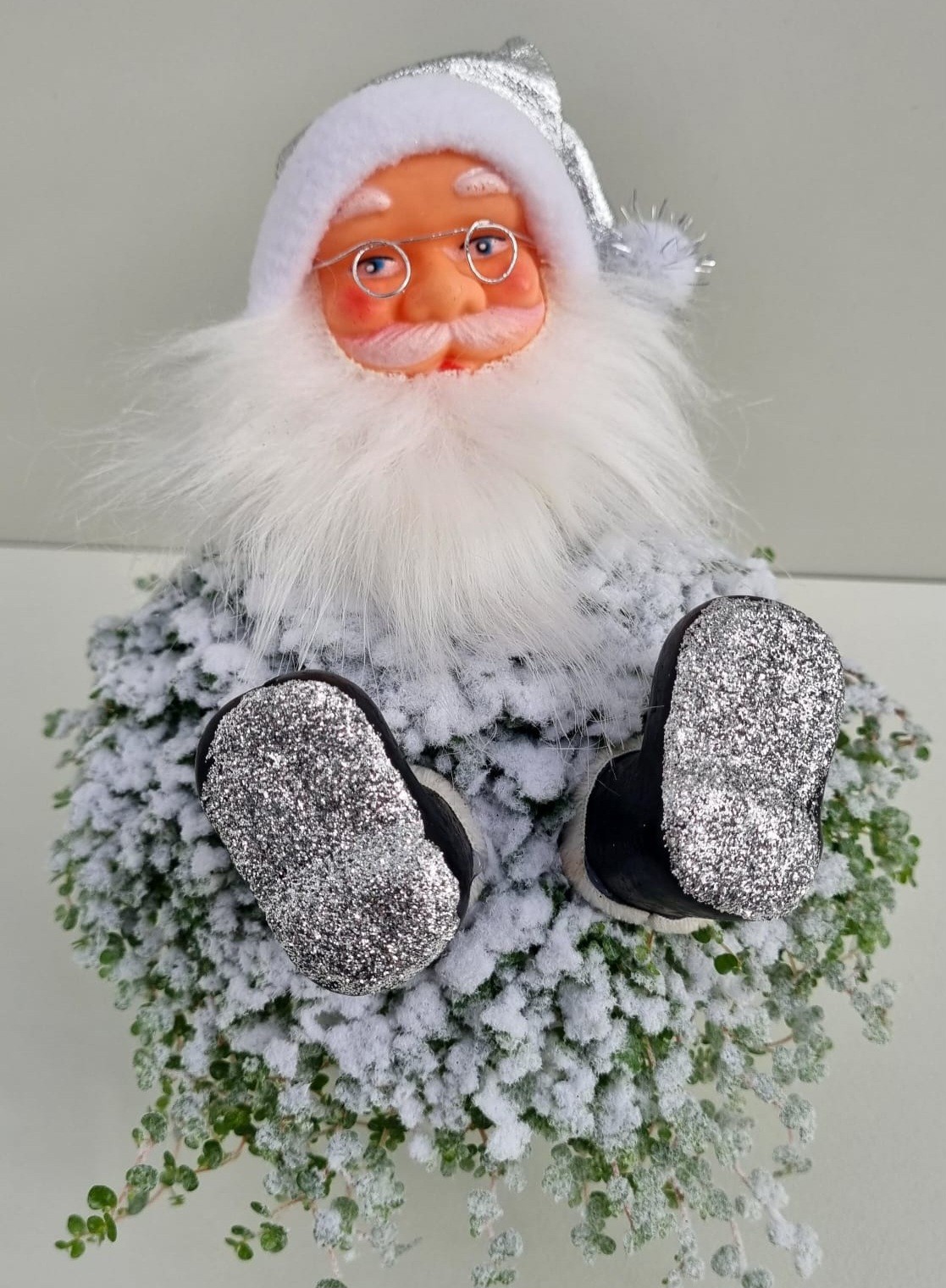 K34 kerstman zilver met sneeuw, D 11 cm