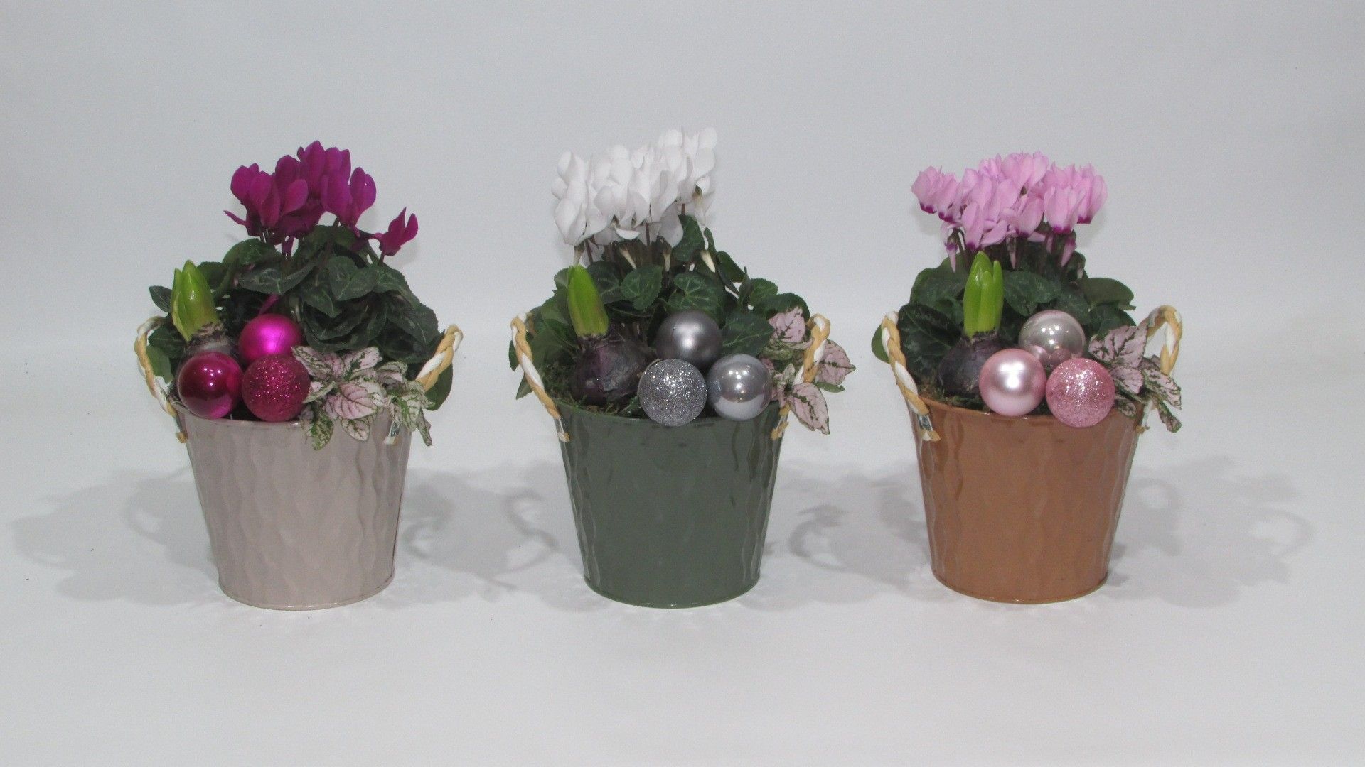 Collectie "X-mas Time" Arrangement in zinken pot Nora met kerstballen, D 13