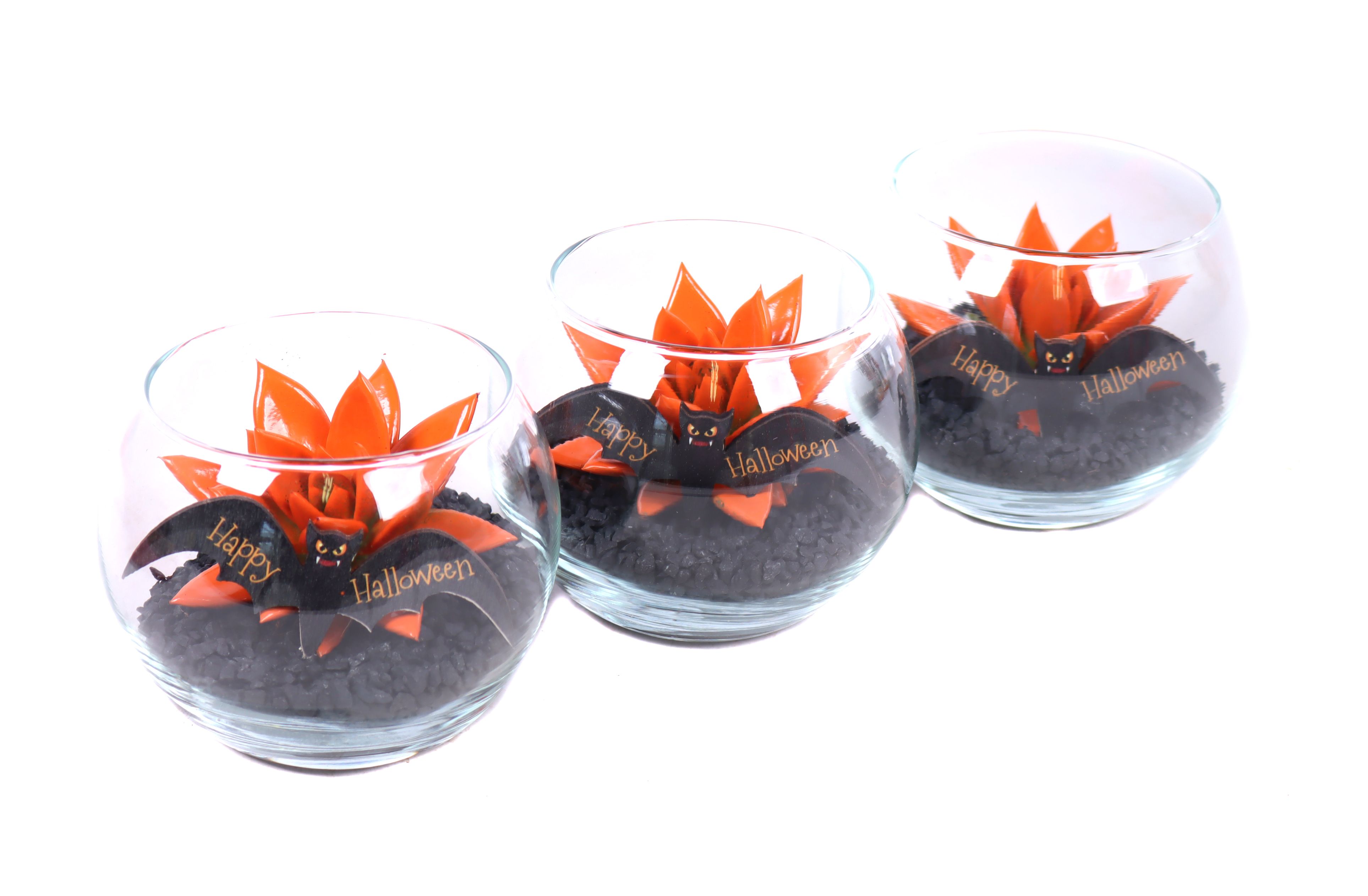 Opgemaakte boule glas met echeveria, steentjes en vleermuis, D 12 cm Opgemaakte boule glas met echeveria, steentjes en vleermuis, D 12 cm