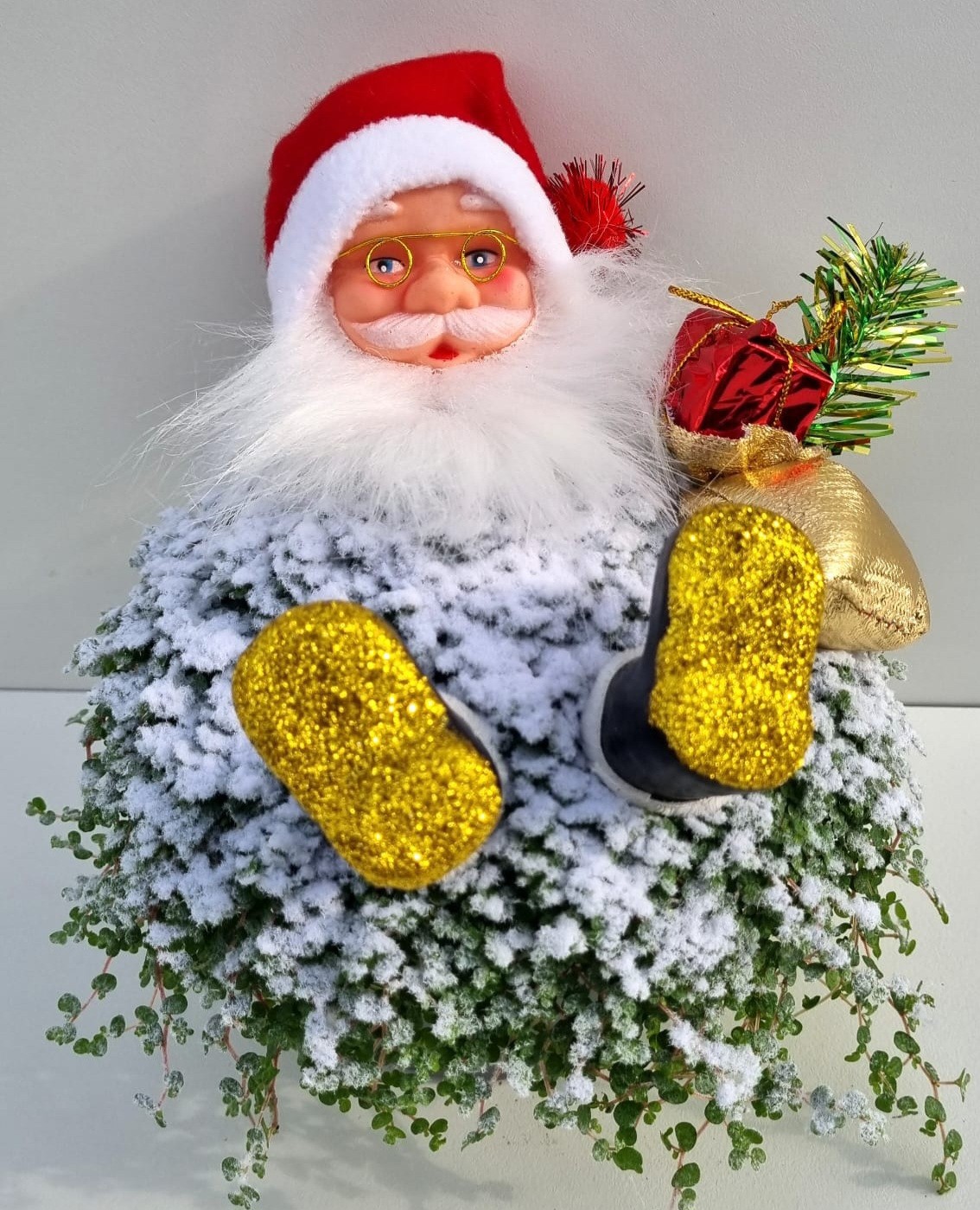 K85 kerstman goud met sneeuw en pakje, D 13 cm