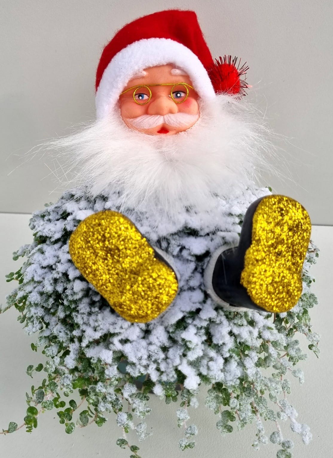 K36 kerstman goud met sneeuw, D 11 cm