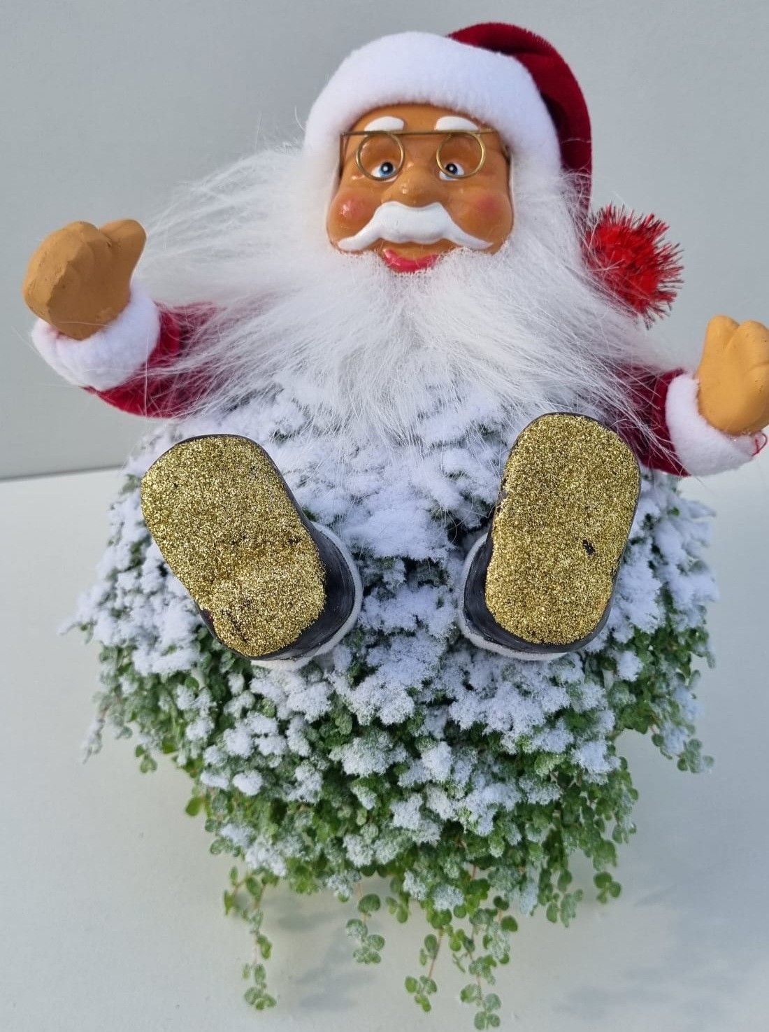 K54 kerstman met gouden schoen, D 11 cm K54 kerstman met gouden schoen, D 11 cm